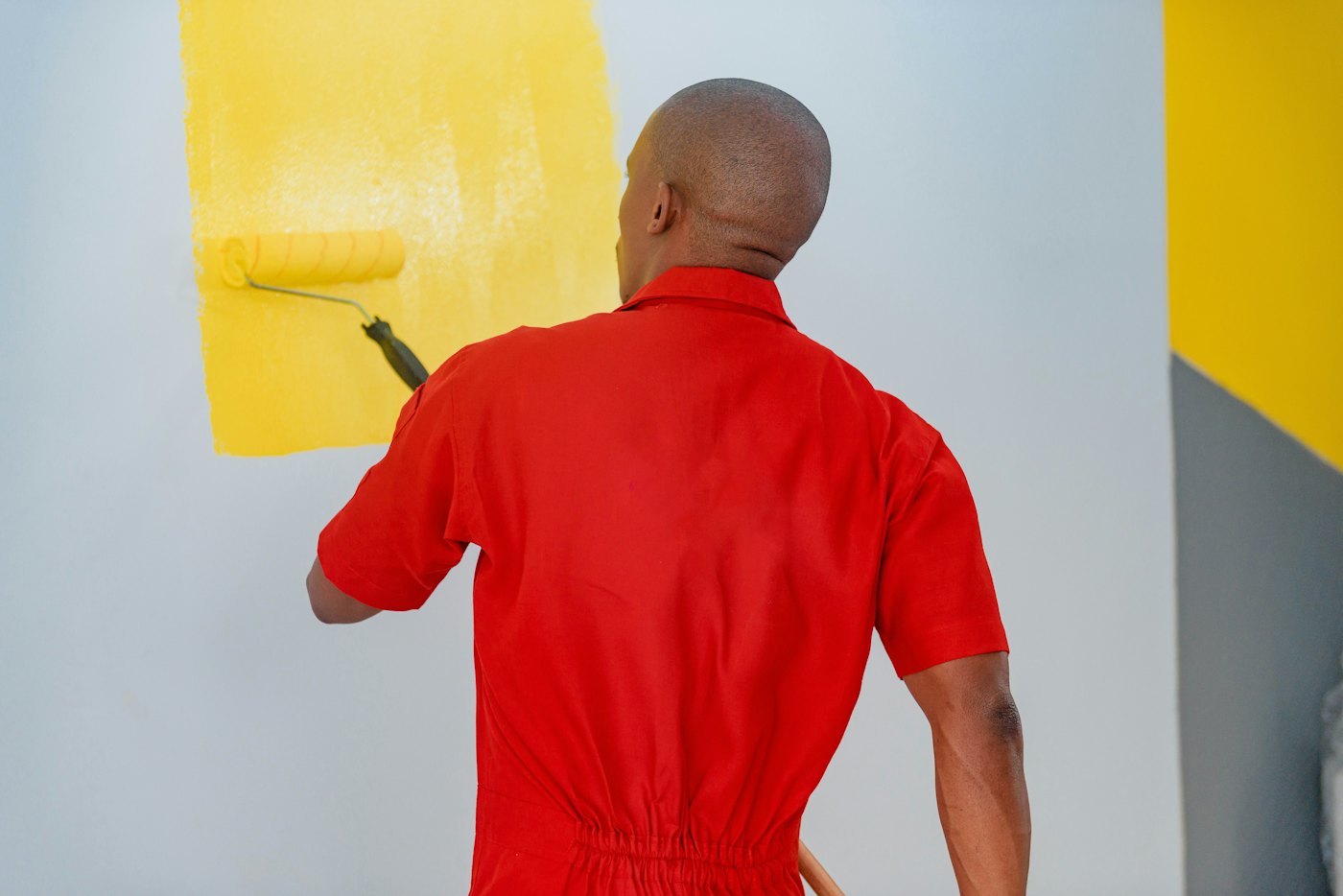Gelbe Akzentwand wird gestrichen