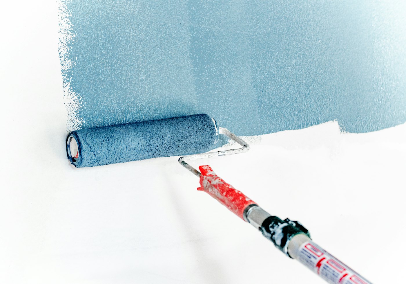 Farbrolle auf frisch gestrichener Wand